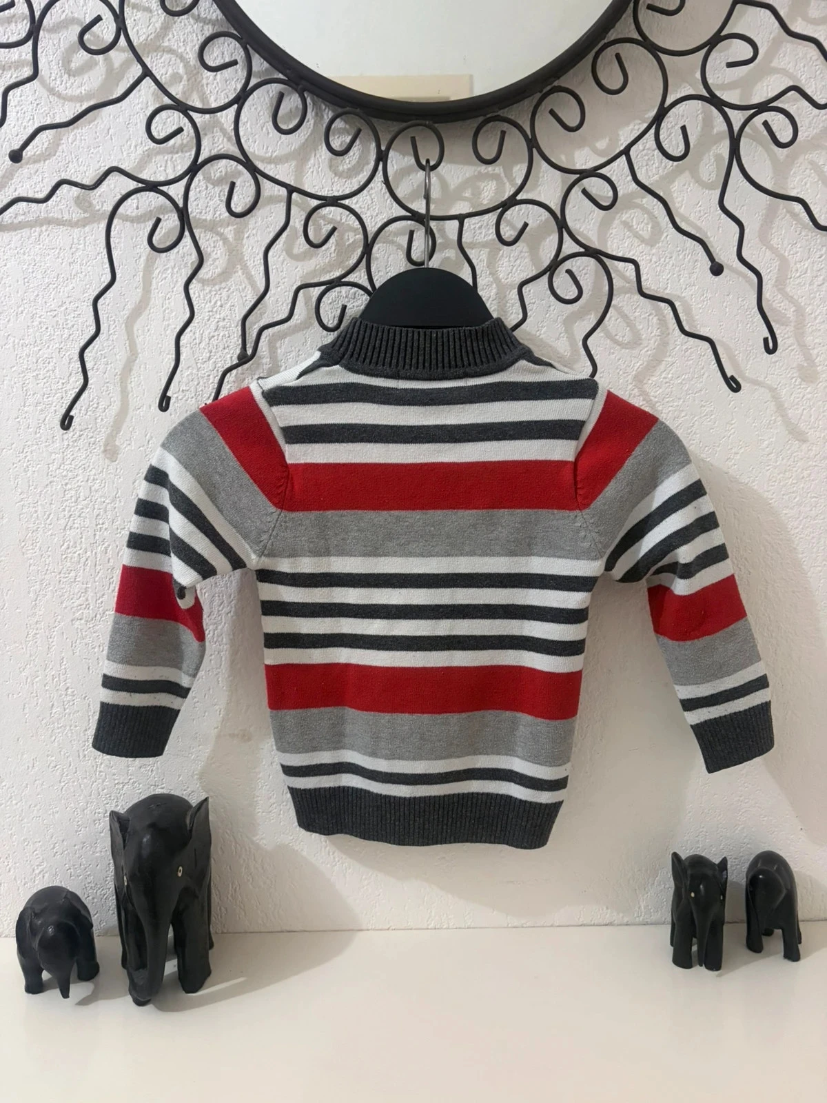 Suéter de Malha Listrado Vermelho, Cinza e Branco – Calor e Estilo Clássico – Tamanho 24 Meses (86 cm) – photo 6